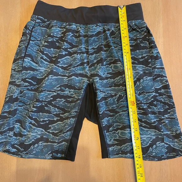 Lululemon T.H.E. Short Linerless 9" Short Tiger Camo Multi Blue - Picture 12 of 13